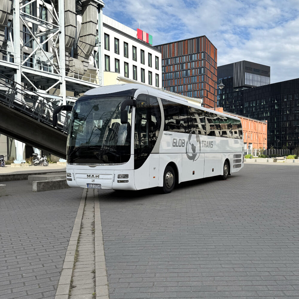 Autokar GLOB-TRANS na ulicy w Łodzi